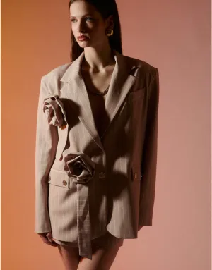 Marynarka z przypinkami w kształcie kwiatów