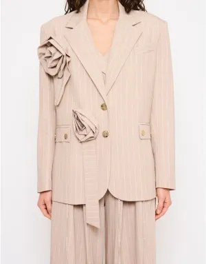 Marynarka z przypinkami w kształcie kwiatów