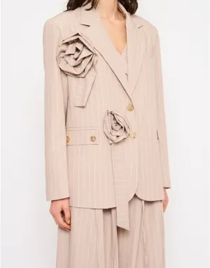 Marynarka z przypinkami w kształcie kwiatów