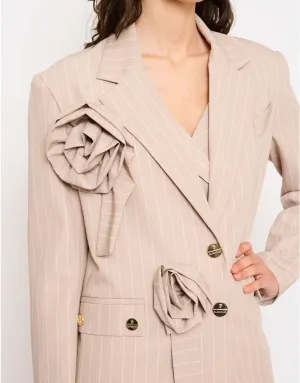 Marynarka z przypinkami w kształcie kwiatów