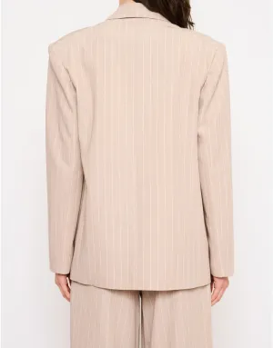 Marynarka z przypinkami w kształcie kwiatów