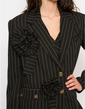 Marynarka z przypinkami w kształcie kwiatów